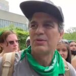 Mark Ruffalo aparece en marcha a favor del derecho al aborto