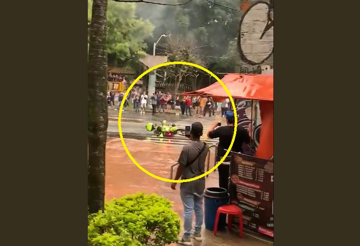 Encapuchados queman moto que le quitaron a un policía en la calle Barranquilla
