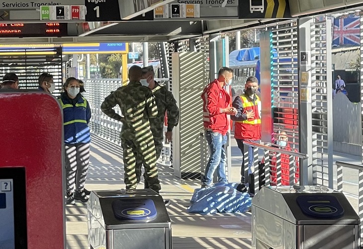 Muere pasajero en estación Transversal 91 de Transmilenio, en Suba