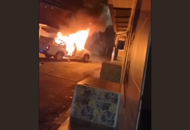 Sujetos queman camioneta en Segovia y el conductor llora pidiendo que no lo hagan