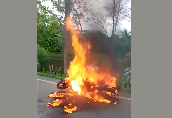 Queman moto de vigilante y un auto, en la vía Montería-Arboletes