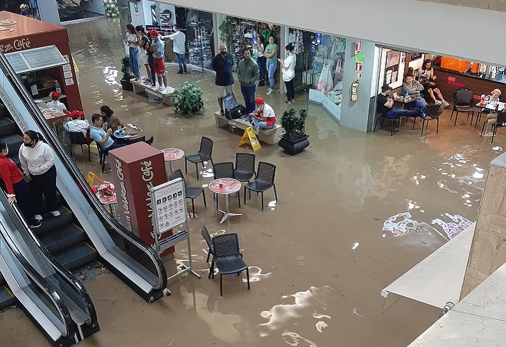 Centro comercial San Diego sufrió inundación tras fuertes lluvias en Medellín