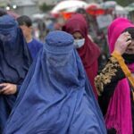 Talibanes prohíben a hombres y mujeres comer juntos en público
