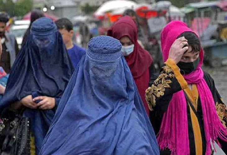 Talibanes prohíben a hombres y mujeres comer juntos en público
