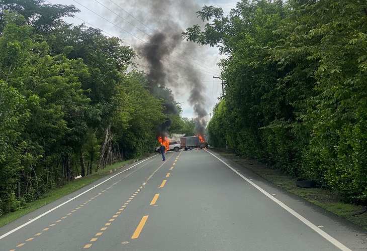 Cerrada la vía entre Santa Fe de Antioquia y Bolombolo por quema de vehículos