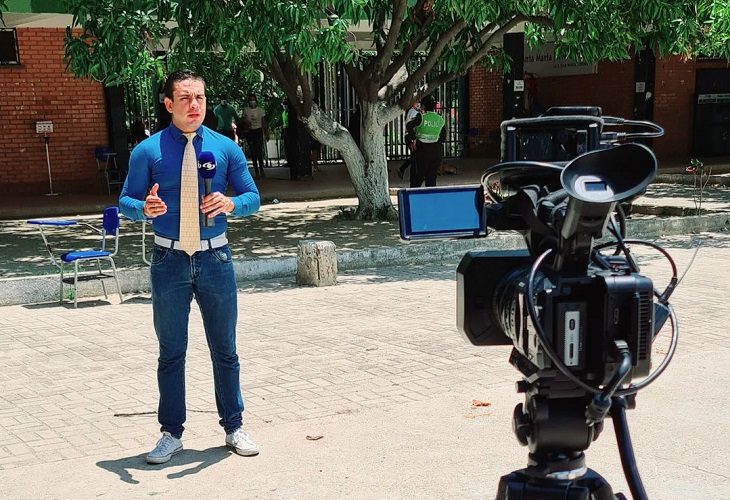 Winton de Farías, periodista de Caracol, defiende su estilo y camisa apretada