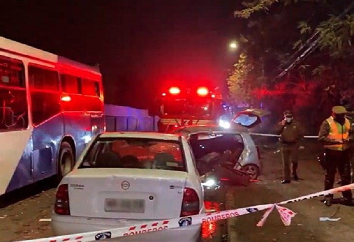Madre e hija mueren al chocar en su auto contra un bus del Transantiago
