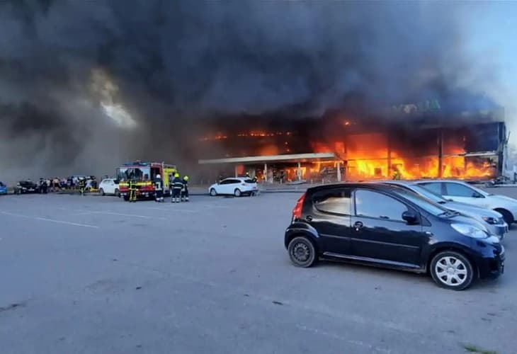 Al menos diez muertos en ataque ruso contra centro comercial en Ucrania