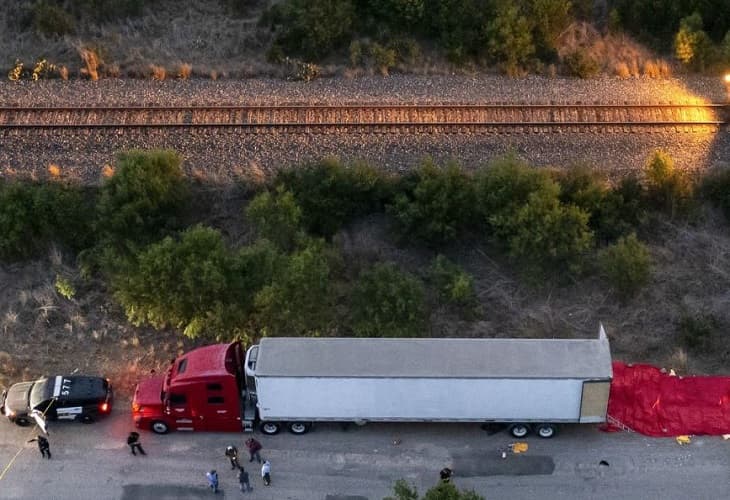 Aumenta a 51 la cifra de migrantes fallecidos en un camión en Texas