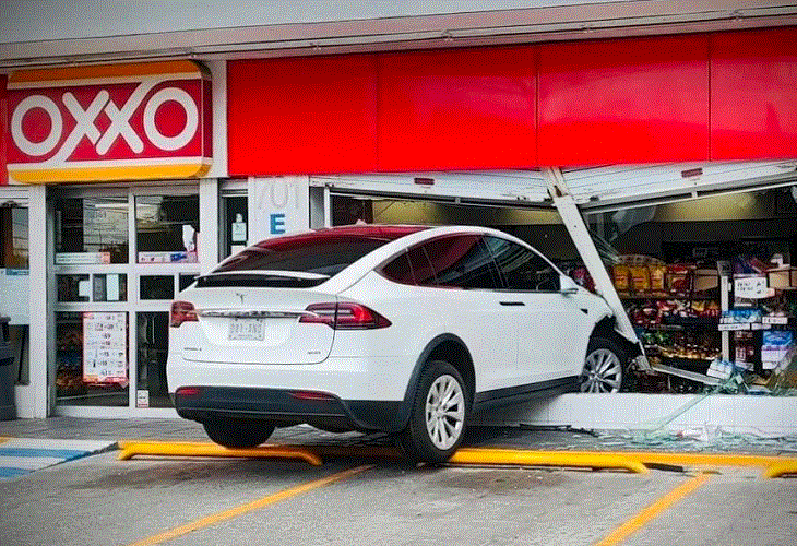 Una camioneta Tesla terminó metida en la fachada de un Oxxo, en Pachuca