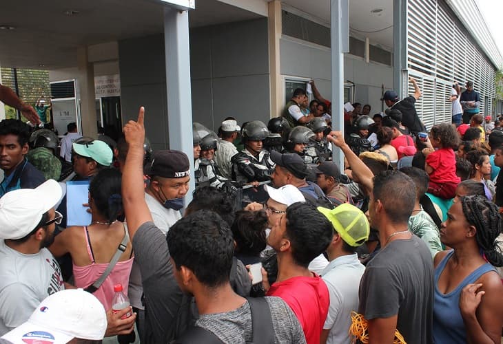 Caravana migrante tramita documentos en sur de México para avanzar a EE.UU.