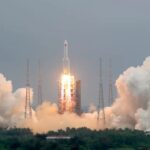 China lanza con éxito nueva nave tripulada hacia su estación espacial