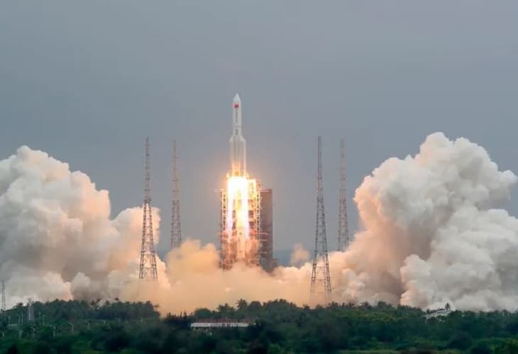 China lanza con éxito nueva nave tripulada hacia su estación espacial