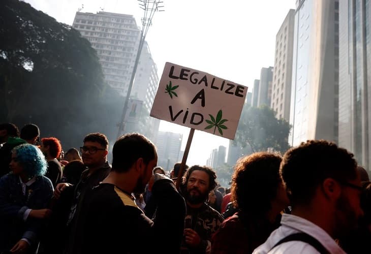 Cientos de personas marchan por la legalización de la marihuana en Brasil