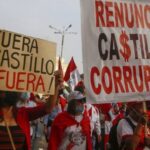 Ciudadanos marchan en Lima para exigir la renuncia del presidente Castillo