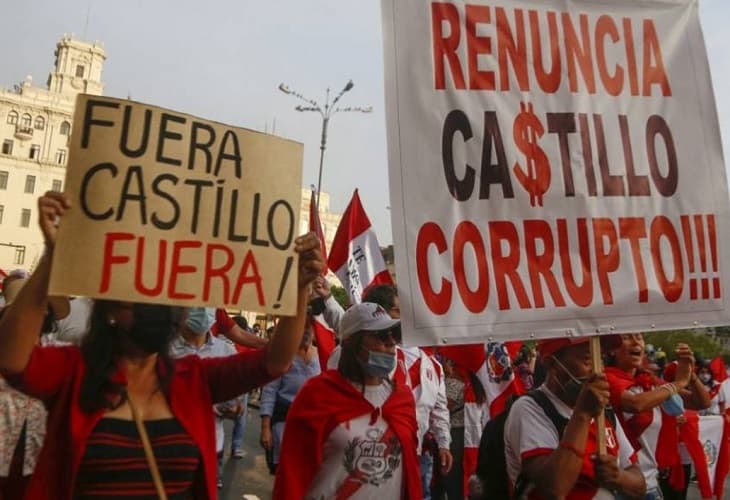 Ciudadanos marchan en Lima para exigir la renuncia del presidente Castillo