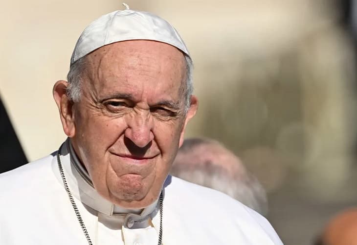 El papa pide no olvidar a Ucrania y sube a 3 niños ucranianos al papamóvil