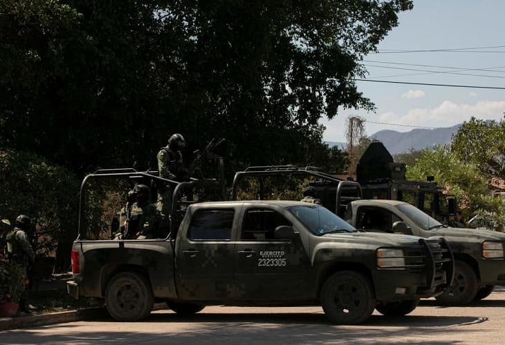 Fuerzas de seguridad destruyen barricadas del narco en Michoacán