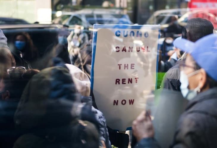 Inmigrantes en Nueva York compran menos comida para pagar los servicios de salud