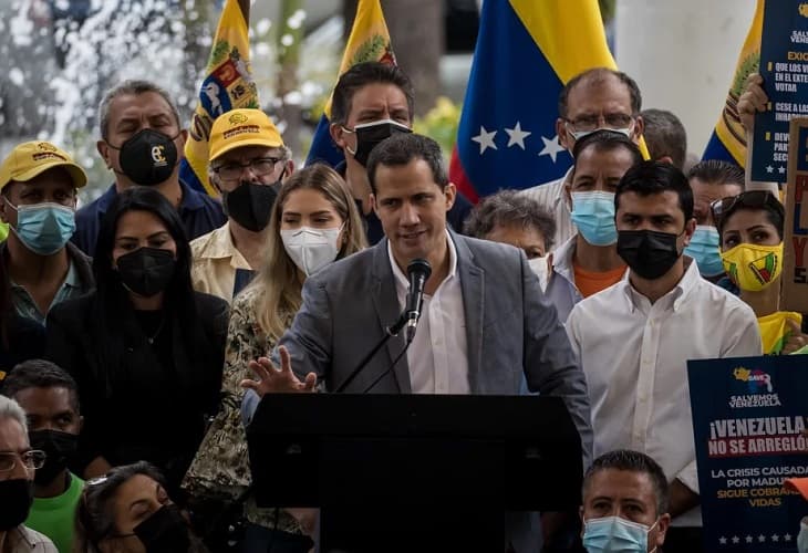 Juan Guaidó recibe empujones e insultos durante visita al oeste de Venezuela