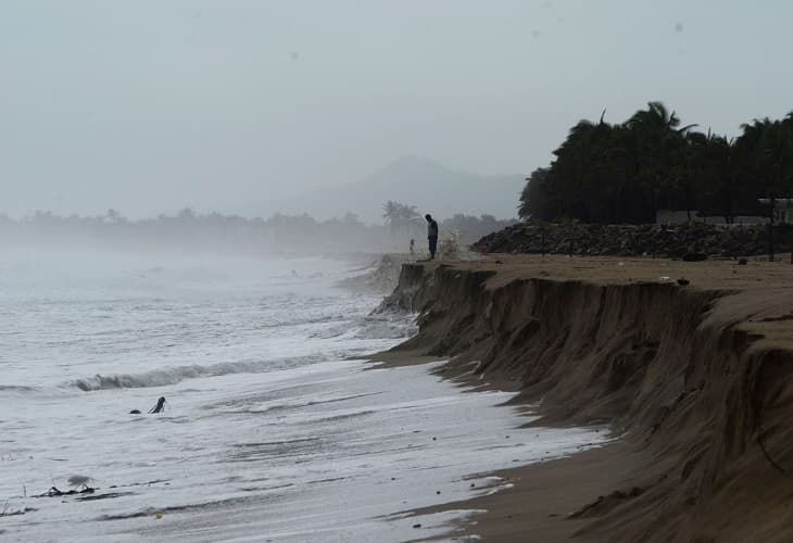 La tormenta tropical Blas surge en el Pacífico mexicano