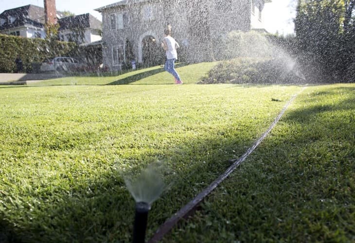 Los Ángeles inicia restricciones de riego mientras avanza la sequía en EE.UU.
