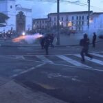 Marcha estudiantil en Quito concluye con una nube de gas lacrimógeno
