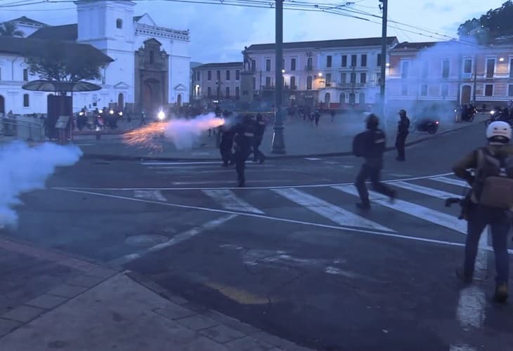 Marcha estudiantil en Quito concluye con una nube de gas lacrimógeno