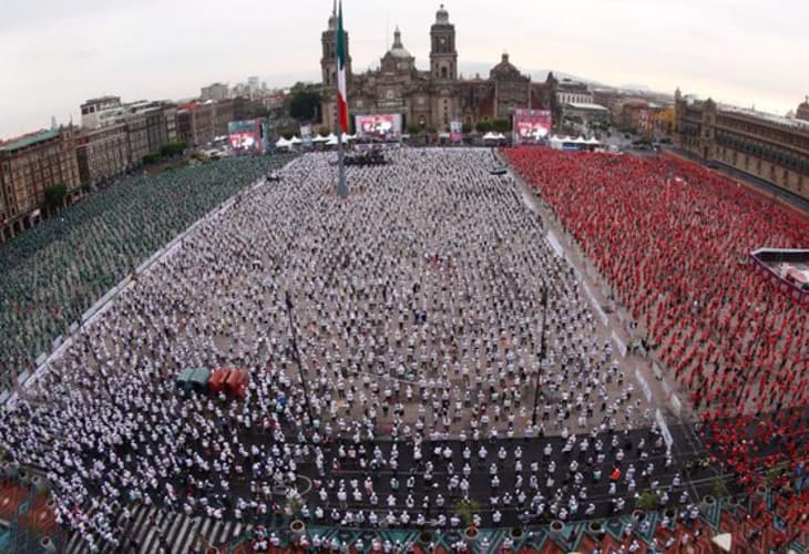 México logra récord Guinness con clase masiva de boxeo en el Zócalo