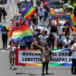 Miles marchan en defensa de la comunidad LGBT+ en el sur de México