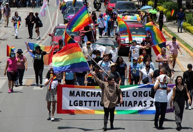 Miles marchan en defensa de la comunidad LGBT+ en el sur de México