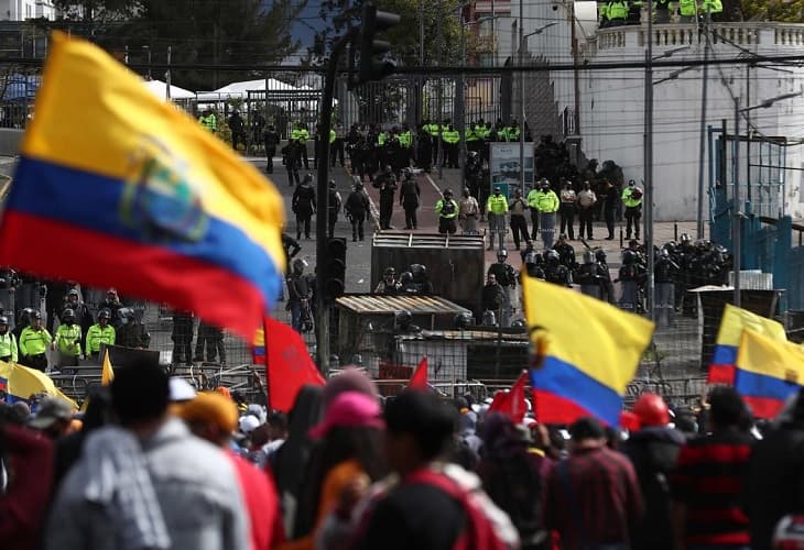 Ministro confirma la muerte de un militar durante las protestas en Ecuador