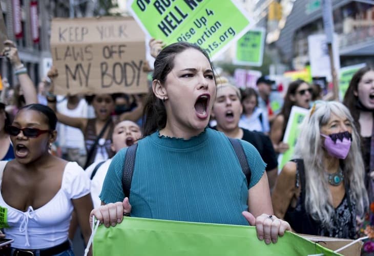 Nueva York levanta su voz con rabia contra el fin del derecho al aborto en EE.UU.