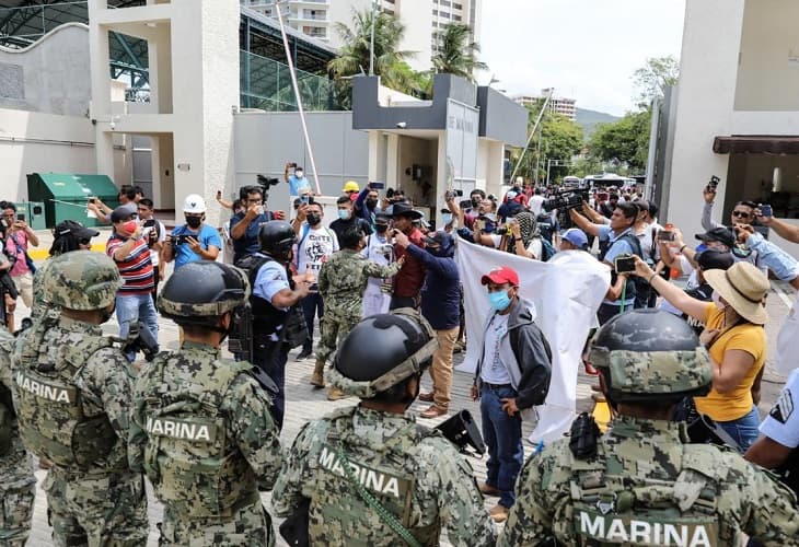 Padres del caso Ayotzinapa vandalizan instalaciones de la Marina mexicana