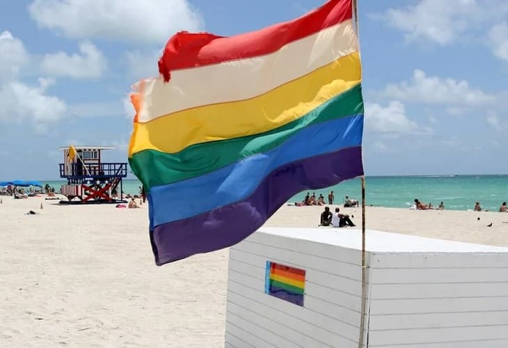 Revelan primer puesto de salvavidas de Miami Beach dedicado a LGTBQ+