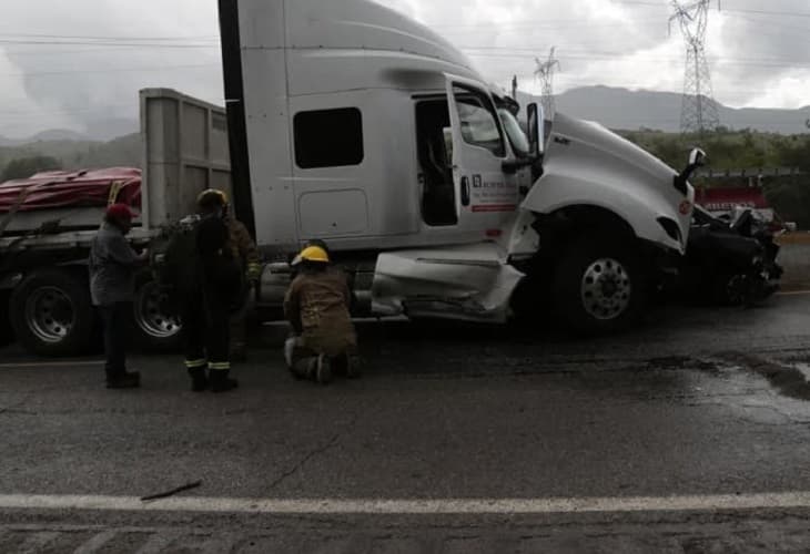 Tráiler embiste a ocho vehículos en el sur de México y causa heridos