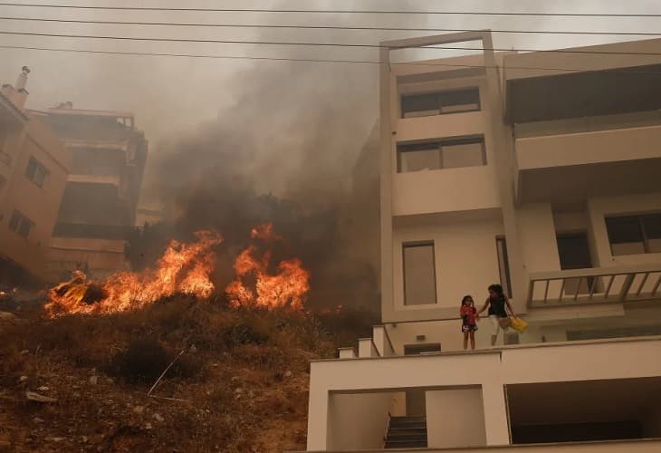 Un gran incendio en las afueras de Atenas alcanza varias casas y obliga a evacuar