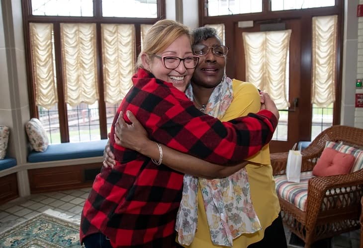 Un hígado dividido salva a 2 mujeres en EEUU y las une como hermanas