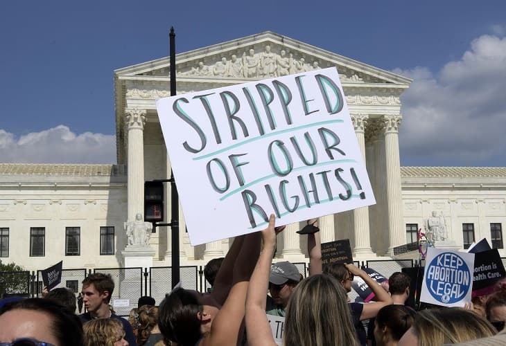 Una protesta por el fallo del aborto corta la calle de entrada al Supremo de EE.UU.