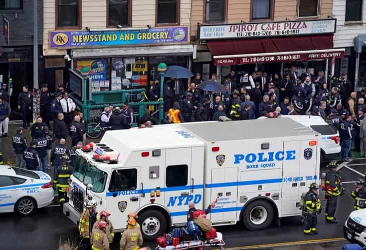 Una víctima del tiroteo en el metro de Nueva York demanda a un fabricante de armas