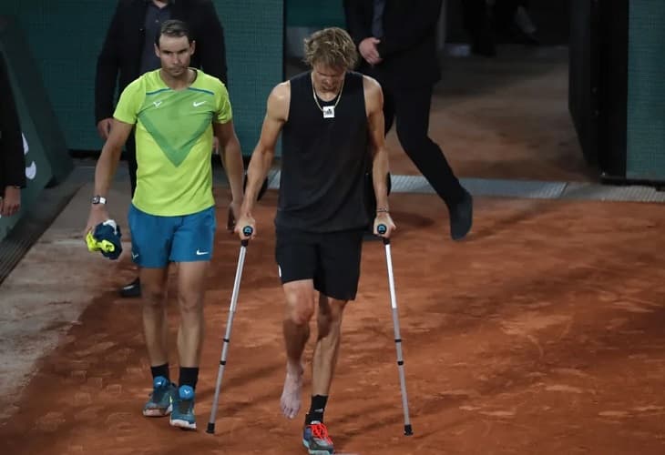 Zverev apunta a una rotura de ligamentos tras torcerse el tobillo ante Nadal