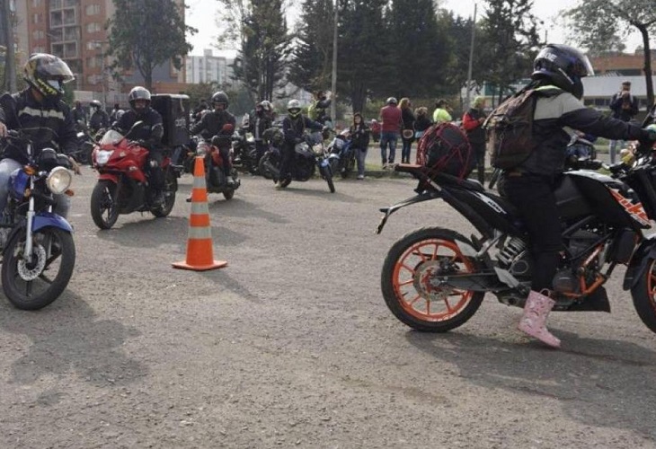 La restricción del parrillero en moto fue extendida en Bogotá