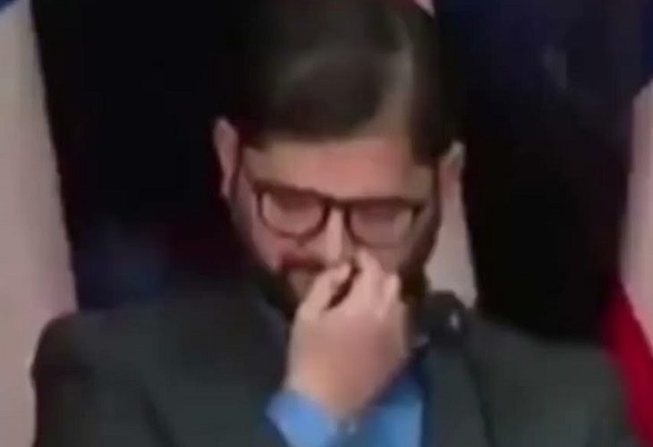 Boric se viraliza por video en el que se saca supuesto moco junto a Trudeau