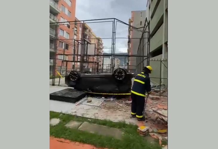 Papá y su hijo cayeron en auto desde un cuarto piso en Girón, Santander