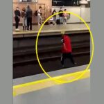 Captan a jóvenes caminando en vía férrea para cambiar de plataforma en el Metro