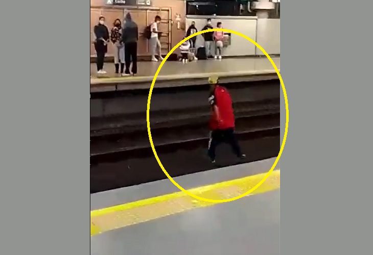 Captan a jóvenes caminando en vía férrea para cambiar de plataforma en el Metro
