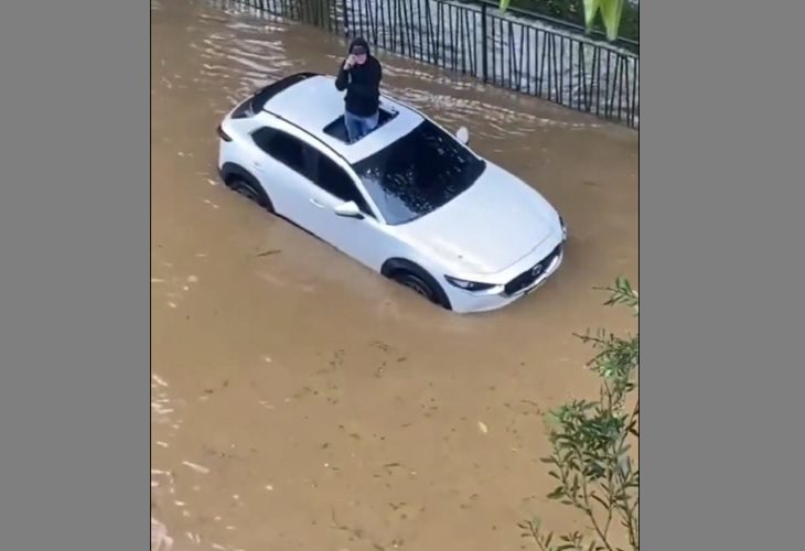 Conductor queda atrapado en auto por sector Monterrey tras aguacero en Medellín