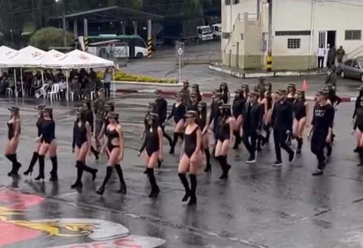Desfile de mujeres en 'body' en el Batallón Ayacucho de Manizales