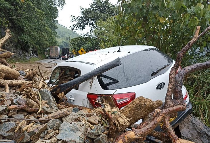 Impresionantes deslizamientos en La Huesera incomunican parte del Suroeste