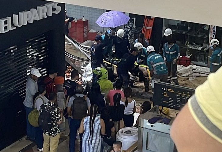 Se desplomó parte del techo del centro comercial Monterrey, en Medellín